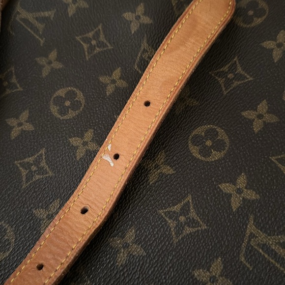 Louis Vuitton bag. Good condition. Comes with COA! - Picture 9 of 13
